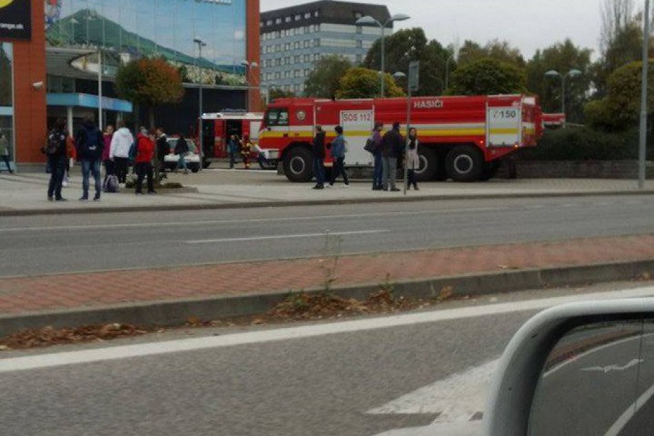 FOTO: Rušno v nitrianskom obchodnom centre, na mieste hasiči aj policajti