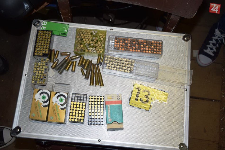 Stovky nábojov a zbrane v dome dôchodcu: Mužovi (74) hrozí 10 rokov väzenia