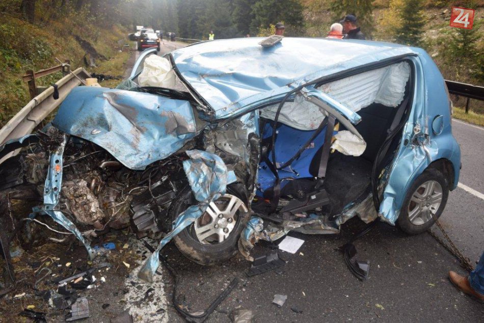 FOTO: Pri tragickej dopravnej nehode vyhasol život 51 ročnej vodičky