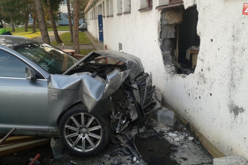 Dopravná nehoda v Považskej Bystrici: Diera v stene zimného štadióna