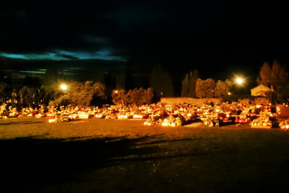 Pozrite si to: Cintorín v Prešove krásne rozžiarilo množstvo svetielok