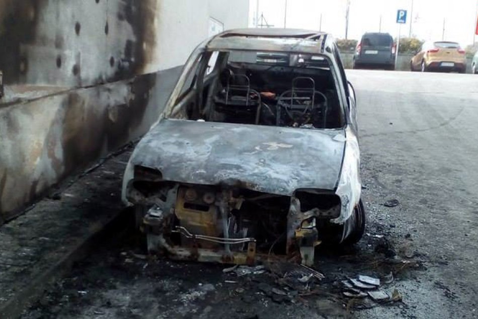 Nočný požiar na Klokočine: Niekto podpálil osobné auto,FOTO