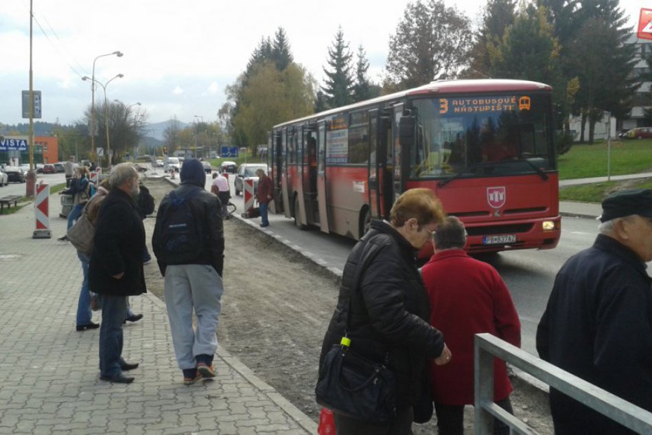 Oprava zastávky pri SPŠ: Autobusy stoja na ceste