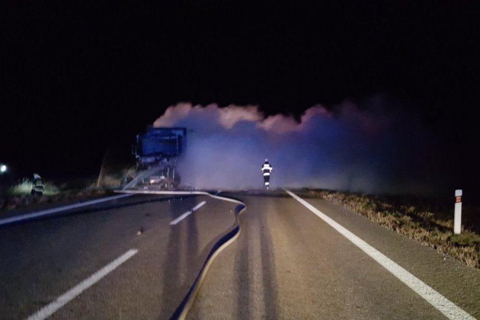 Obrazom: Kamión zhorel do tla