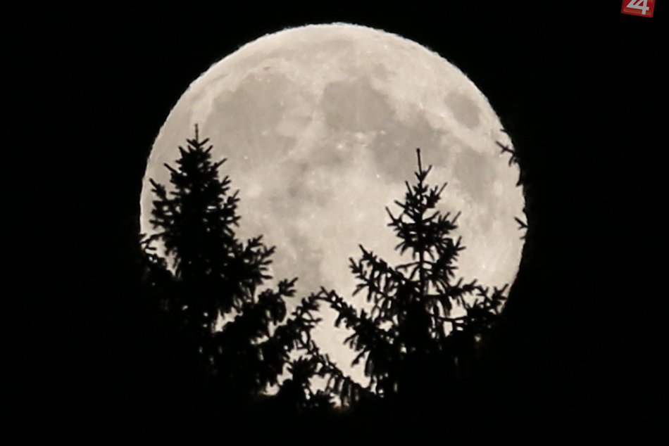 FOTO: Mesiac v supersplne