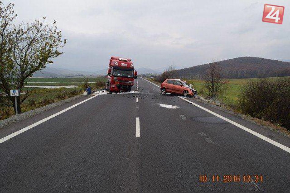V OBRAZOCH: Tragická dopravná nehoda kamióna so Škodou pri Lučenci