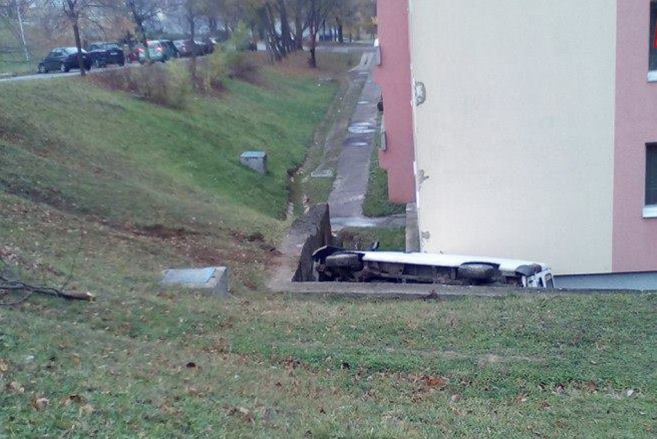 FOTO: Hrozivá nehoda na Klokočine: Vodič vyviazol bez zranení!