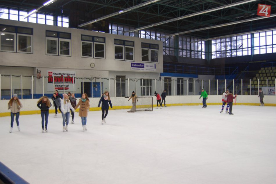 Dňa študentstva 2016: Akcia na zimnom štadióne v Považskej