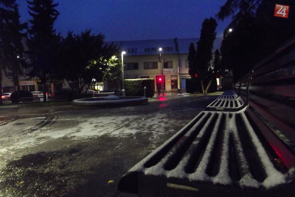 FOTO: Hlohovec sa zobudil do bieleho rána, v našom meste napadol prvý sneh