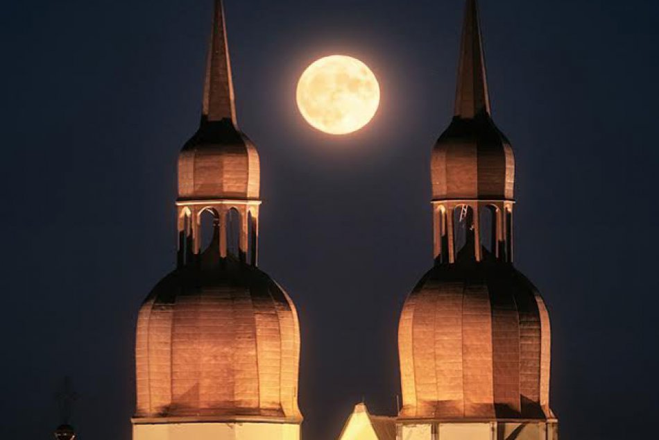 NÁDHERNÉ FOTO: Trnavčan zachytil supermesiac v jeho plnej kráse
