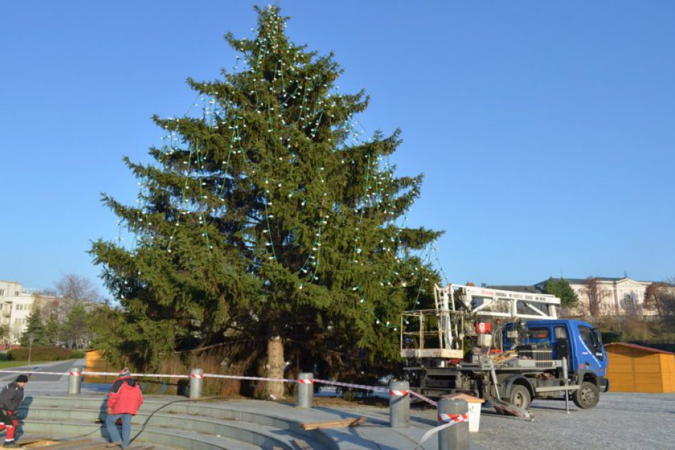 FOTO: Prípravy Vianočného mestečka vrcholia, stromček na námestí je už ozdobený