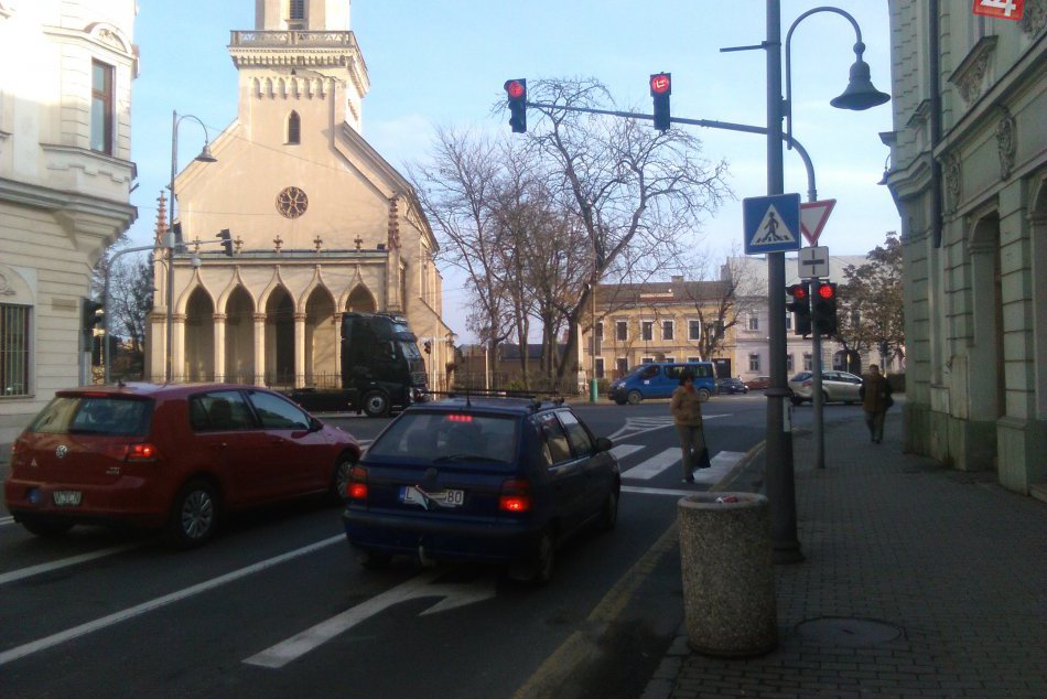 Semafory pri Kalvínskom kostole v Lučenci už fungujú