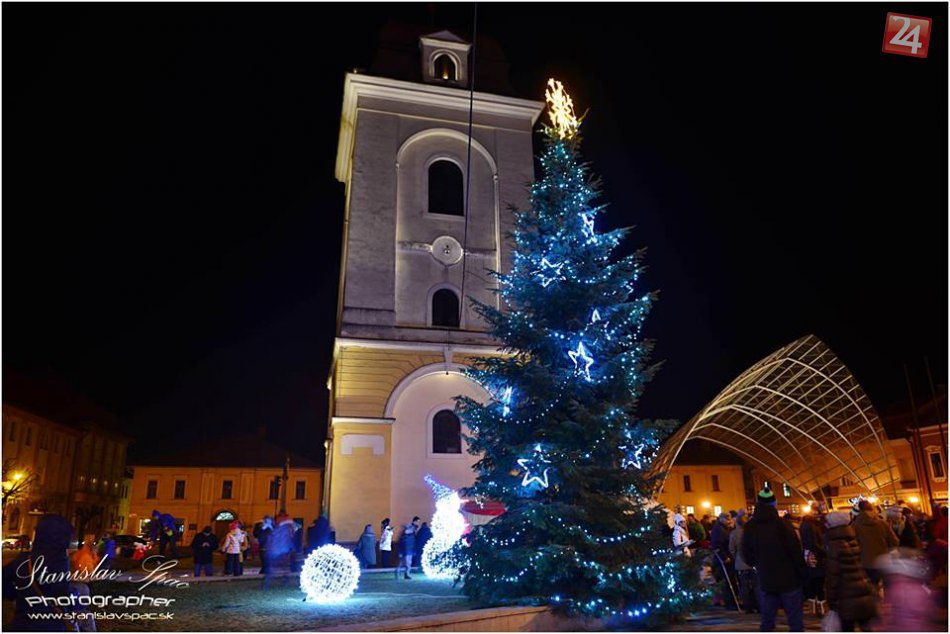 V OBRAZOCH: Vianoce na námesti v Brezne sa už začali.