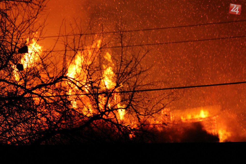 Požiar zachvátil telocvičňu v Nitre, plamene stúpajú do výšky 10 metrov