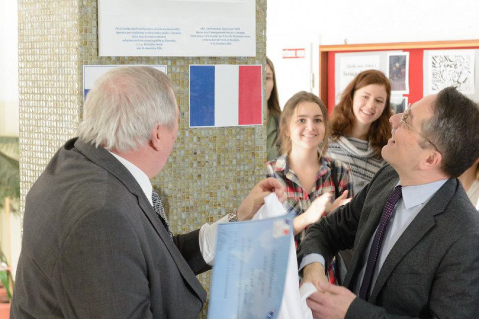 Nitrianska škola získala prestížne ocenie: Udelil jej ho francúzsky veľvyslanec