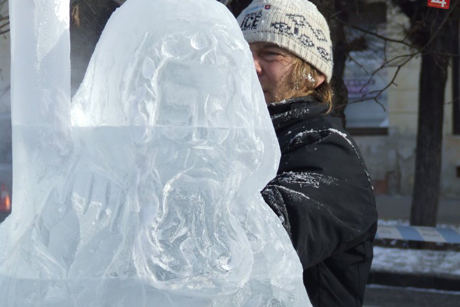 Krása na námestí v obrazoch: Betlehem postavili z ľadu! 