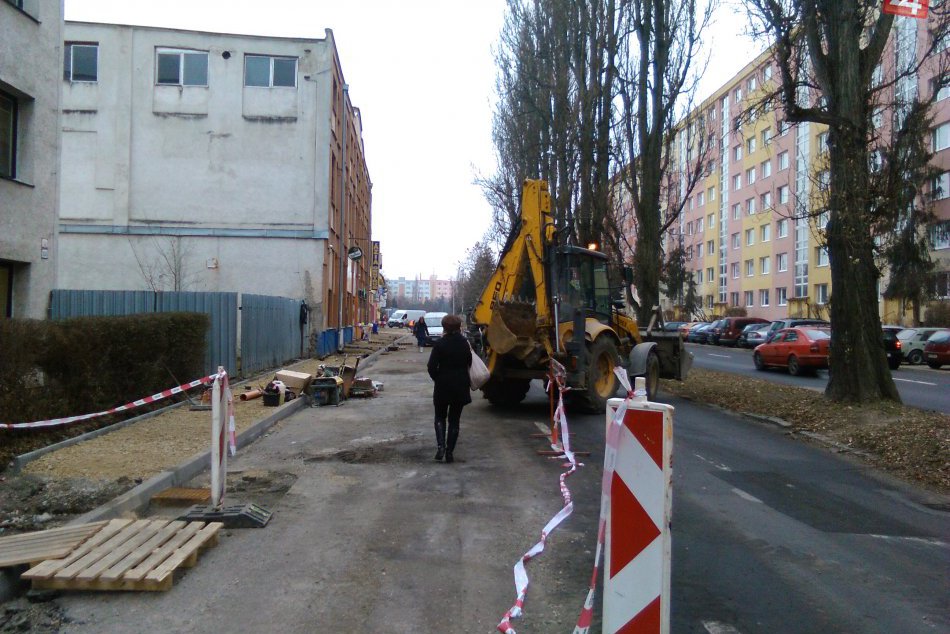 Chodník na Vajanského ulici v Lučenci sa už črtá