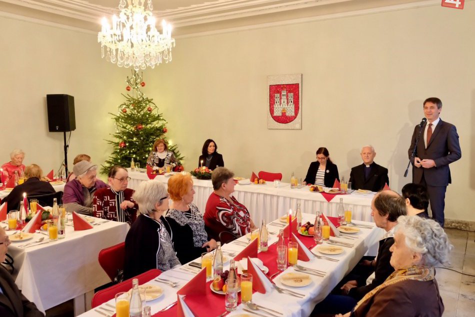 Primátor pozval k sviatočnému stolu osamelých Bratislavčanov