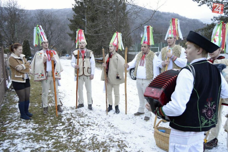 Obrazom: Vo Vlachove sa vinšovalo v krojoch pri speve