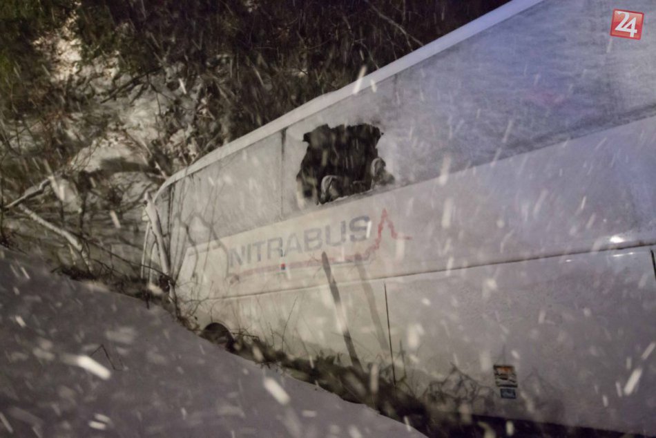 FOTO: Večerná dráma, na Čertovici havaroval nitriansky autobus