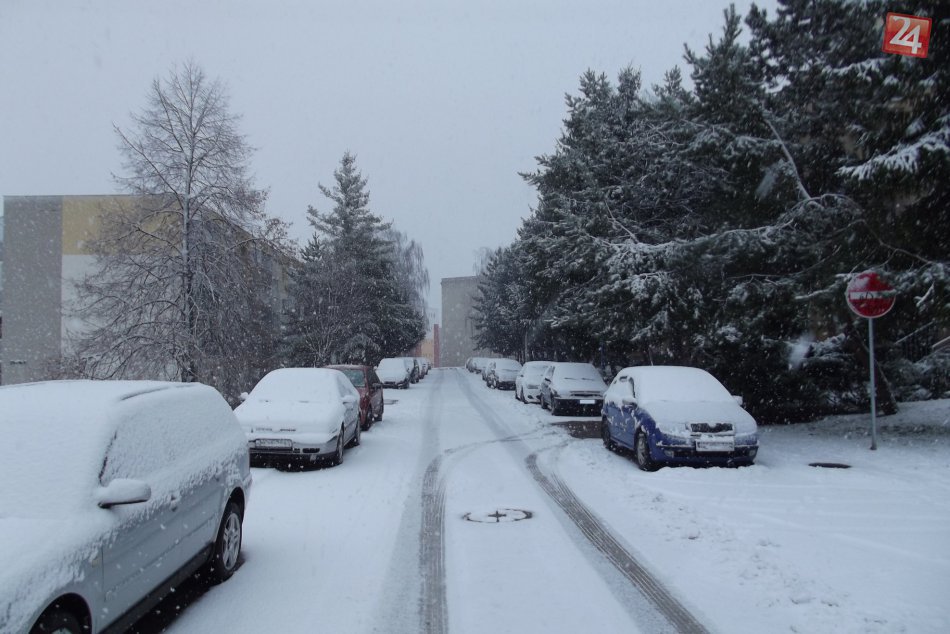 FOTO: Hlohovec zasiahlo sneženie, zábery z vozoviek v našom meste