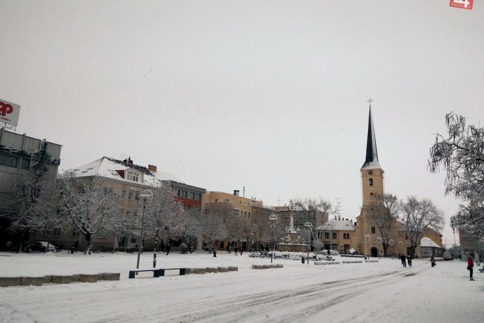 Nové Zámky sa schovali pod snehovú prikrývku