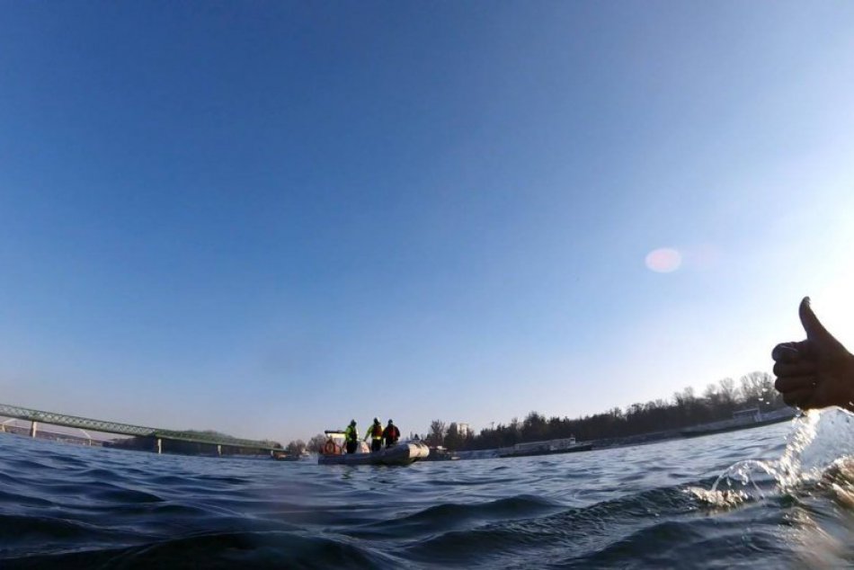 FOTO: Otužilci vytiahli plavky a zaplávali si v ľadových vlnách Dunaja