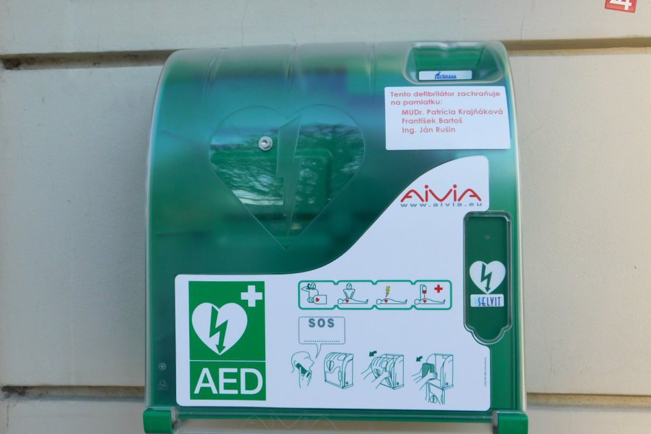 FOTO z miesta: V centre Spišskej je už verejne dostupný defibrilátor