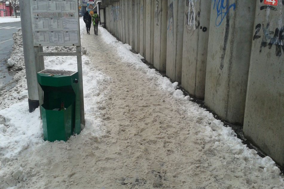 V OBRAZOCH: Mnohé bystrické chodníky prikryl sneh a ľad