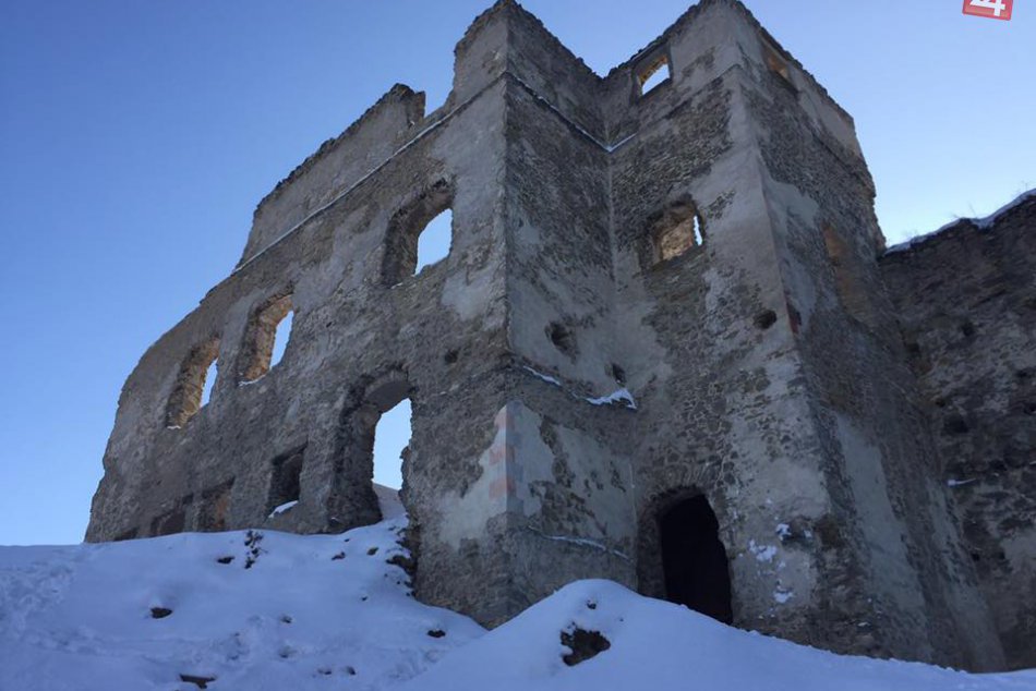 Považský hrad v zime: Aktuálne snímky našej dominanty