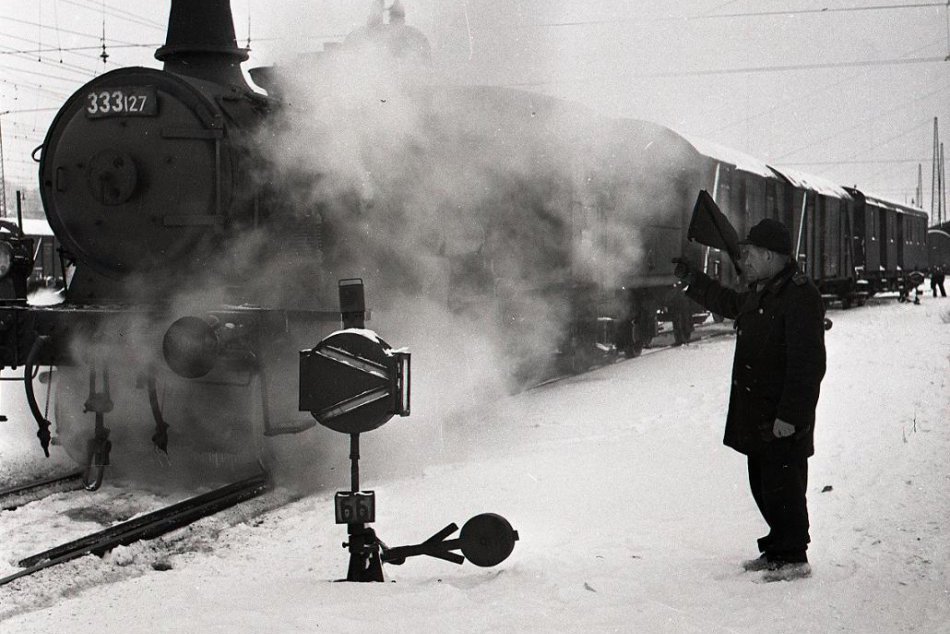 FOTO: Žilinskí železničiari počas zimy v roku 1960