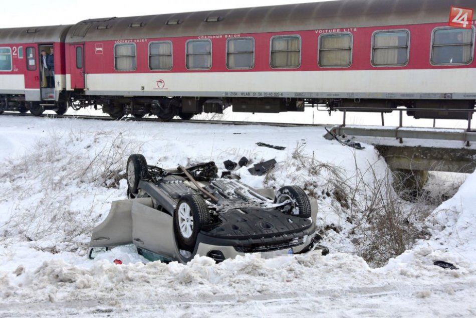 Zrážka auta a rýchlika: Pozrite si FOTO priamo z miesta nešťastia!