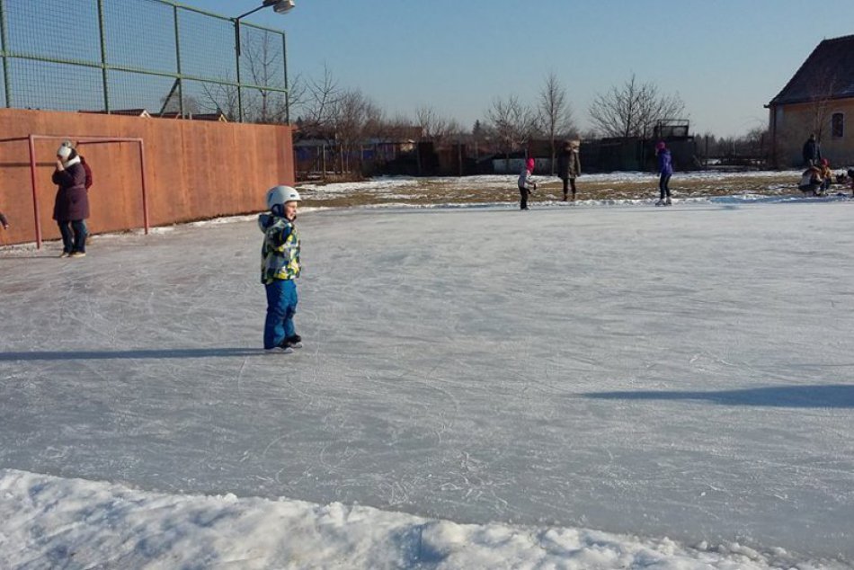 FOTOREPORTÁŽ: Na klzisku v mestskej časti nášho mesta to žije