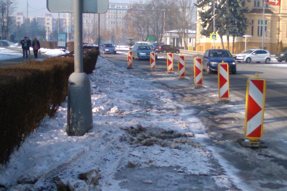 V OBRAZOCH: Ľad na ceste v centre Lučenca komplikuje dopravu