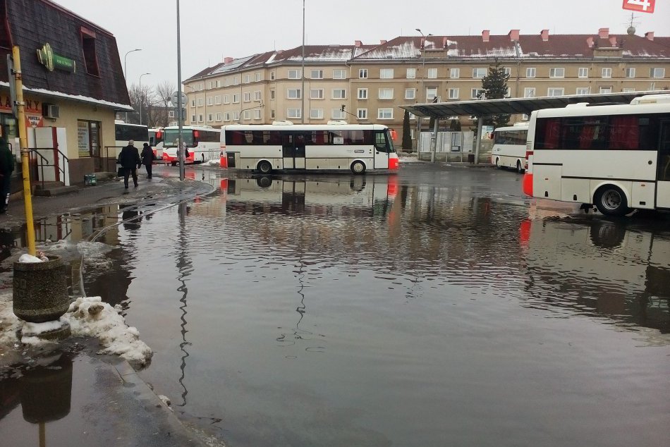 Pozrite si to v OBRAZOCH: Voda zaplavila časť stanice v Humennom