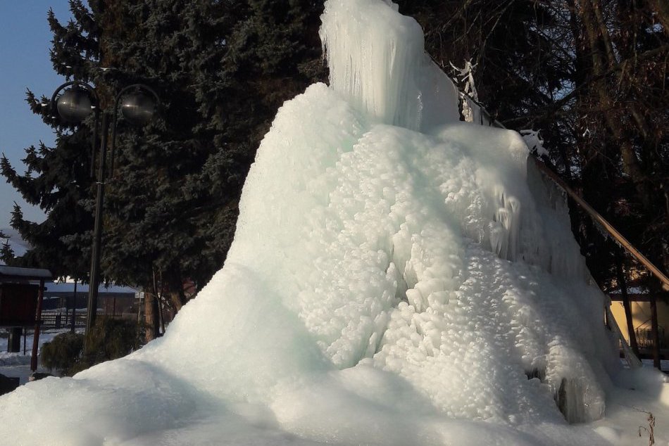 V OBRAZOCH: Zamrznutá fontána v Mýtnej je atrakciou obce