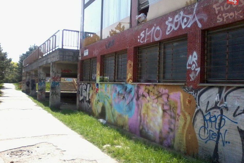 Schátrané budovy Dúbravka