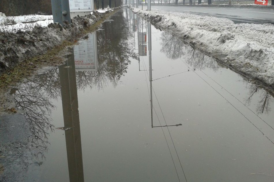 V OBRAZOCH: Zima poľavila. Mnohé bystrické chodníky skončili pod vodou