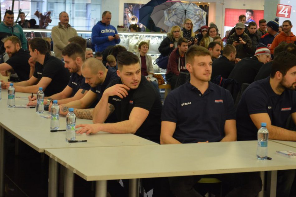 FOTO: Hokejisti reprezentácie potešili fanúšikov v Nitre, rozdali stovky podpiso