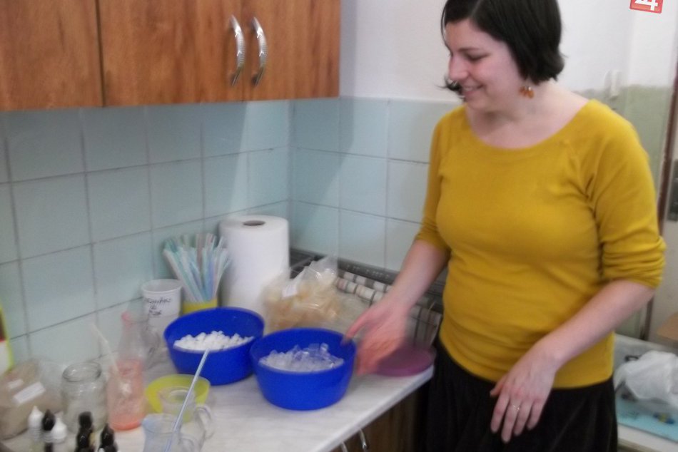 Šikovné ruky vytvárajú šikovné veci: Mamička Janka vyrába mydielka