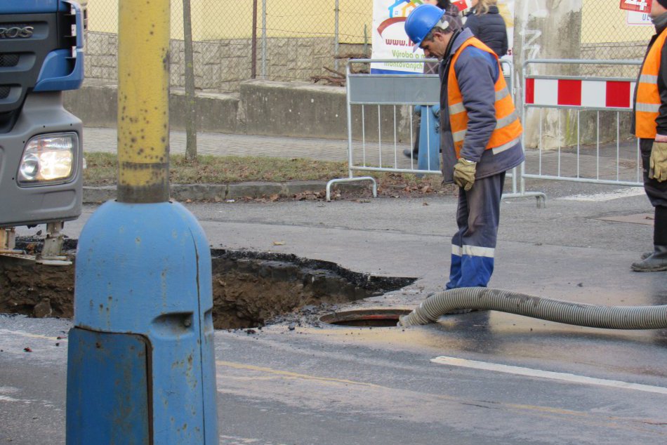 V OBRAZOCH: Na Hollého ulici v Prešove sa prepadla časť cesty