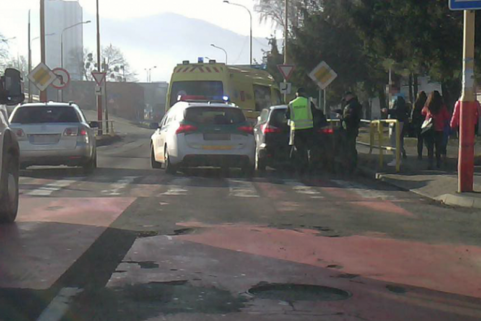 FOTO Z MIESTA: Na Štefánikovej ulici v Humennom sa stala nehoda