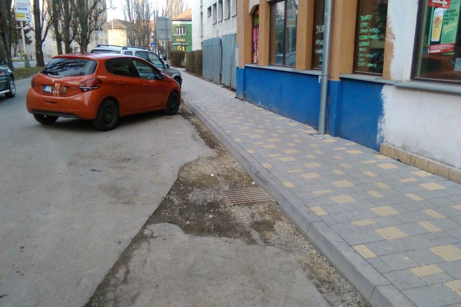 V OBRAZOCH: Okraj cesty na Novohradskej ulici v Lučenci čaká oprava