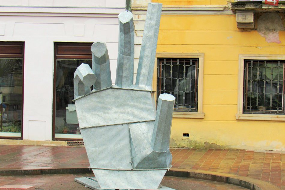 Novinka, ktorá púta pohľady: Gigantické ruky v centre Prešova, FOTO