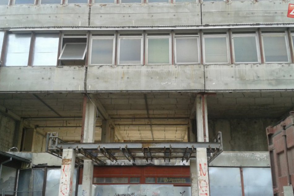 Na budove ZVL v centre Považskej sa začalo pracovať: Ako vyzerá aktuálne?