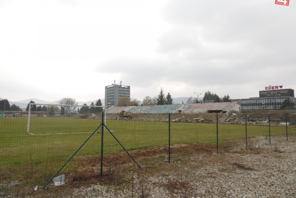 OBRAZOM: Búranie hlavnej tribúny na futbalovom štadióne