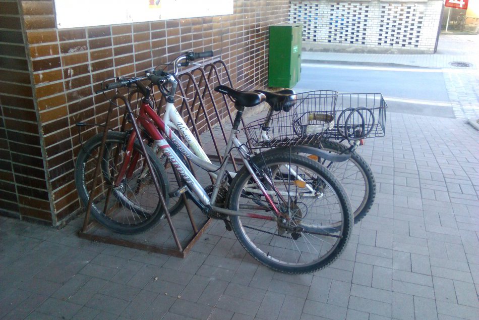 V OBRAZOCH: V Lučenci chce mesto namontovať ďalšie stojany na bicykle