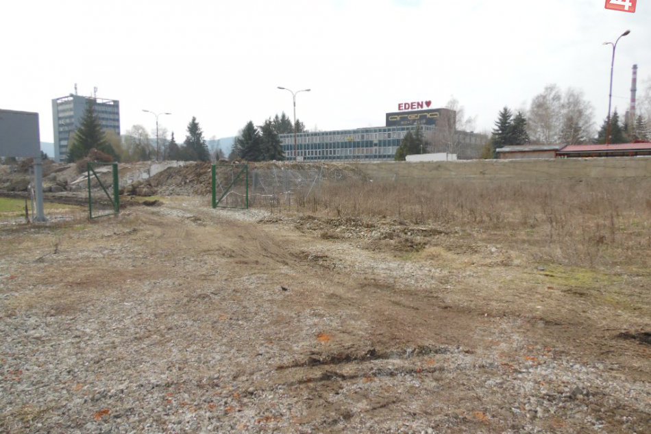 FOTO: Hlavnú tribúnu futbalového štadióna v Humennom zrovnali so zemou
