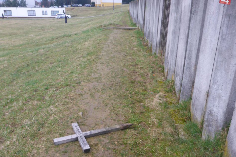 V OBRAZOCH: Vyčíňanie vandala na zvolenskom cintoríne