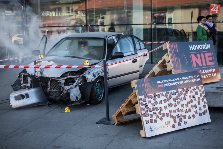 Študenti reagujú na Mečiarove amnestie: V centre Nitry postavili vrak auta, FOTO